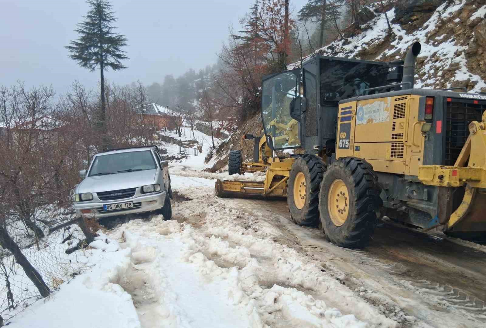 antalyada karla mucadele yuksek kesimlerde mahsur kalan araclar kurtarildi 0
