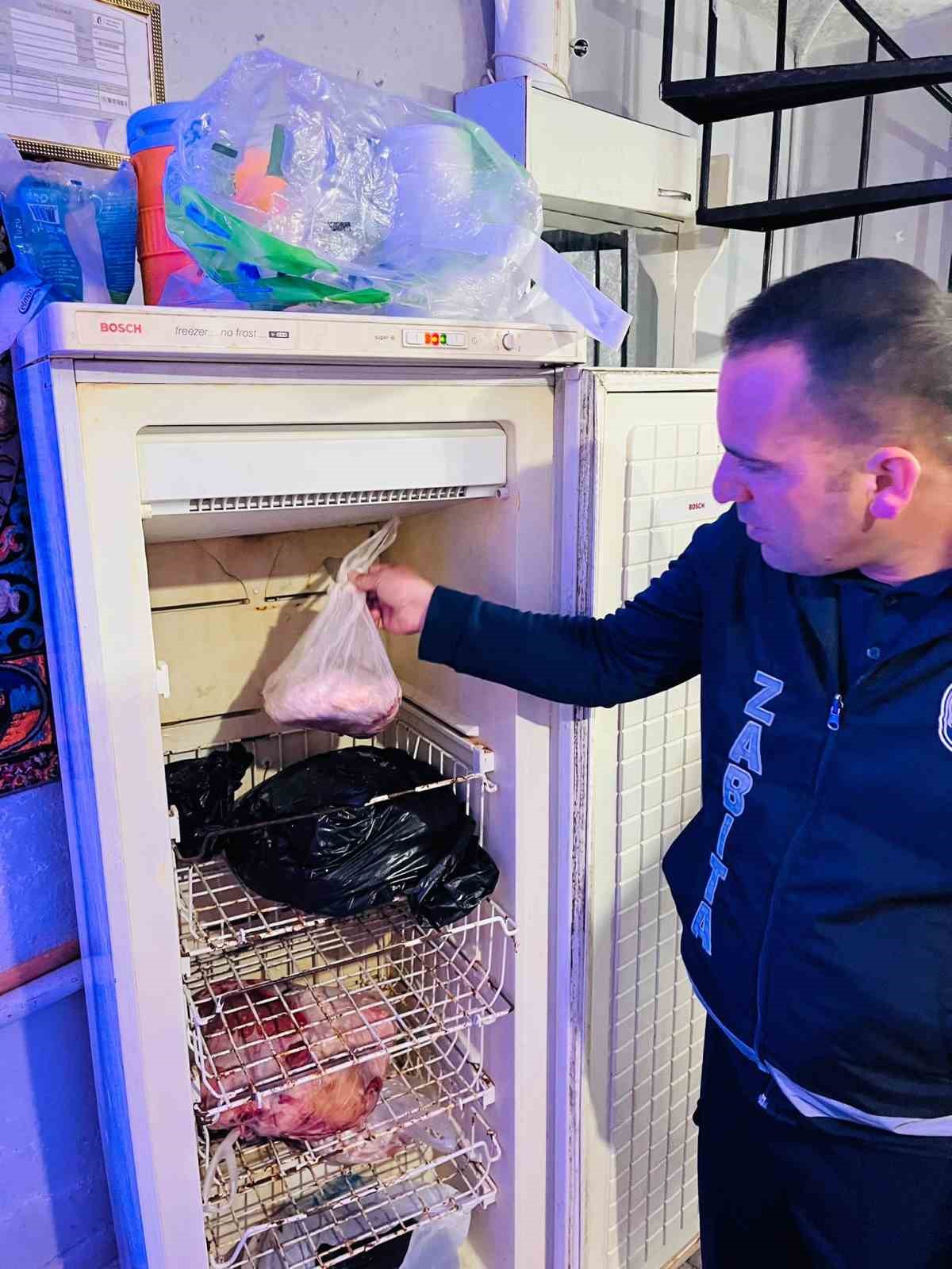 Antalya’da kasap dükkanında mide bulandıran görüntü: Zabıtalar gözlerine inanamadı 7 antalyada kasap dukkaninda mide bulandiran goruntu zabitalar gozlerine inanamadi 3 GMqg8BZr
