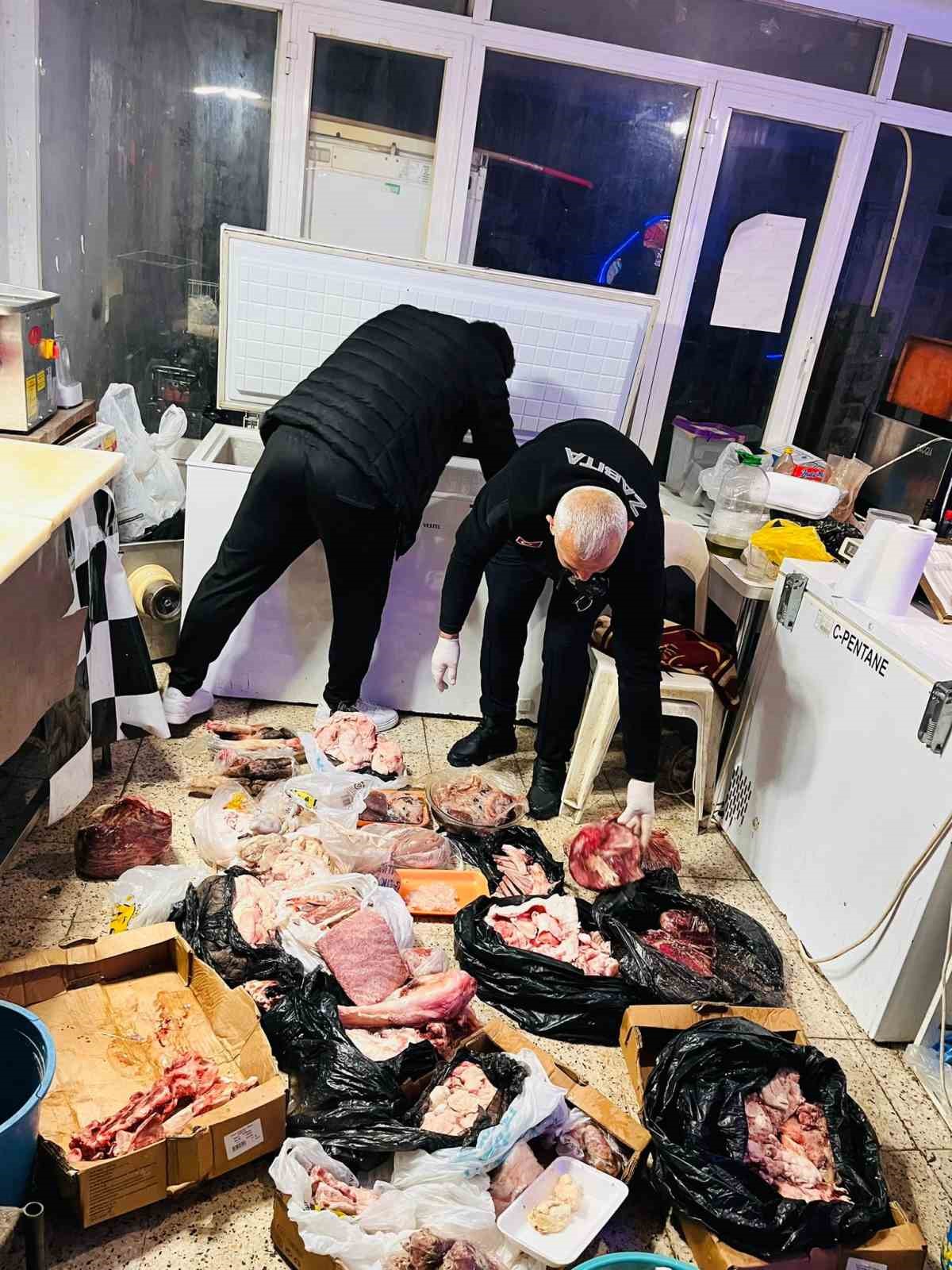 Antalya’da kasap dükkanında mide bulandıran görüntü: Zabıtalar gözlerine inanamadı 9 antalyada kasap dukkaninda mide bulandiran goruntu zabitalar gozlerine inanamadi 5 O9J5LbdU