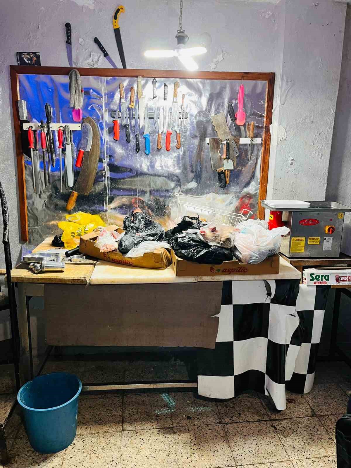 Antalya’da kasap dükkanında mide bulandıran görüntü: Zabıtalar gözlerine inanamadı 10 antalyada kasap dukkaninda mide bulandiran goruntu zabitalar gozlerine inanamadi 6