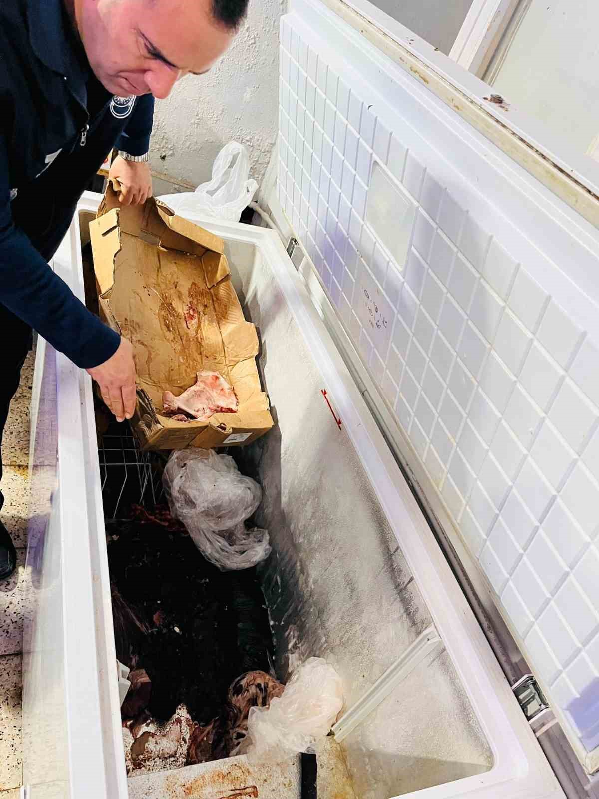 Antalya’da kasap dükkanında mide bulandıran görüntü: Zabıtalar gözlerine inanamadı 11 antalyada kasap dukkaninda mide bulandiran goruntu zabitalar gozlerine inanamadi 7 WvON8Acw