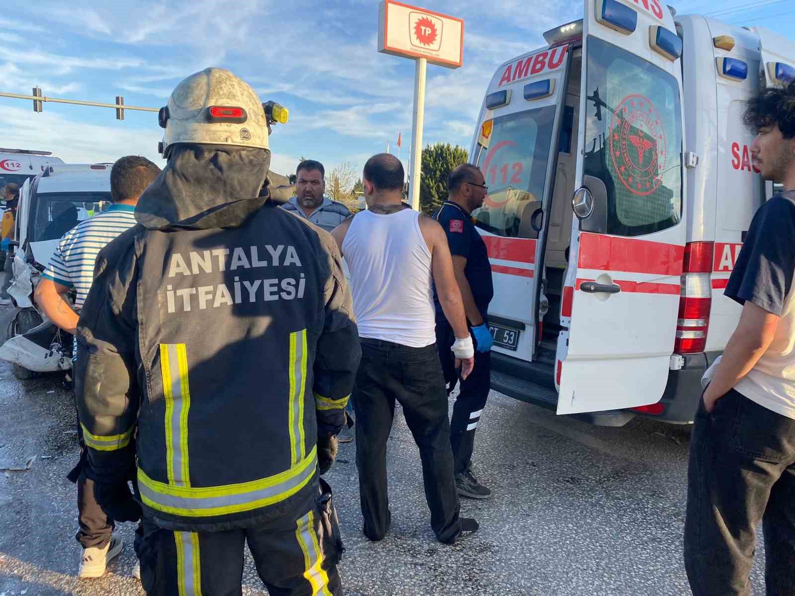 antalyada kavsakta iki arac carpisti 4 yarali 0 HRVYIsWU