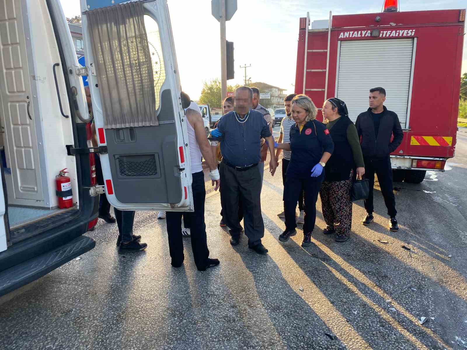 antalyada kavsakta iki arac carpisti 4 yarali 1 lC32W1EQ
