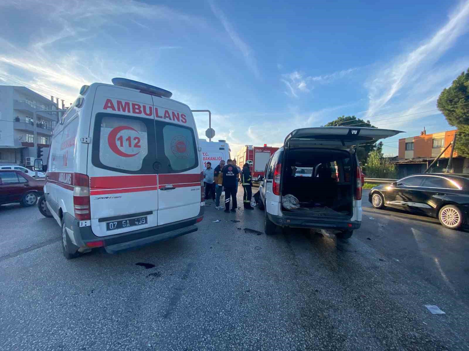antalyada kavsakta iki arac carpisti 4 yarali 10 X5FjZ7d1