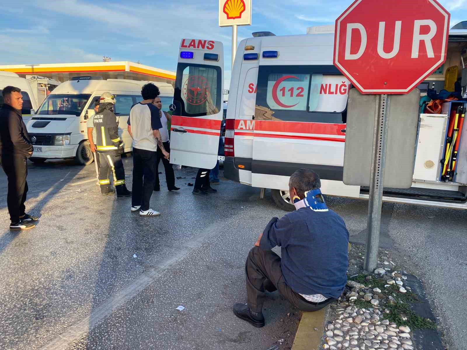 antalyada kavsakta iki arac carpisti 4 yarali 2