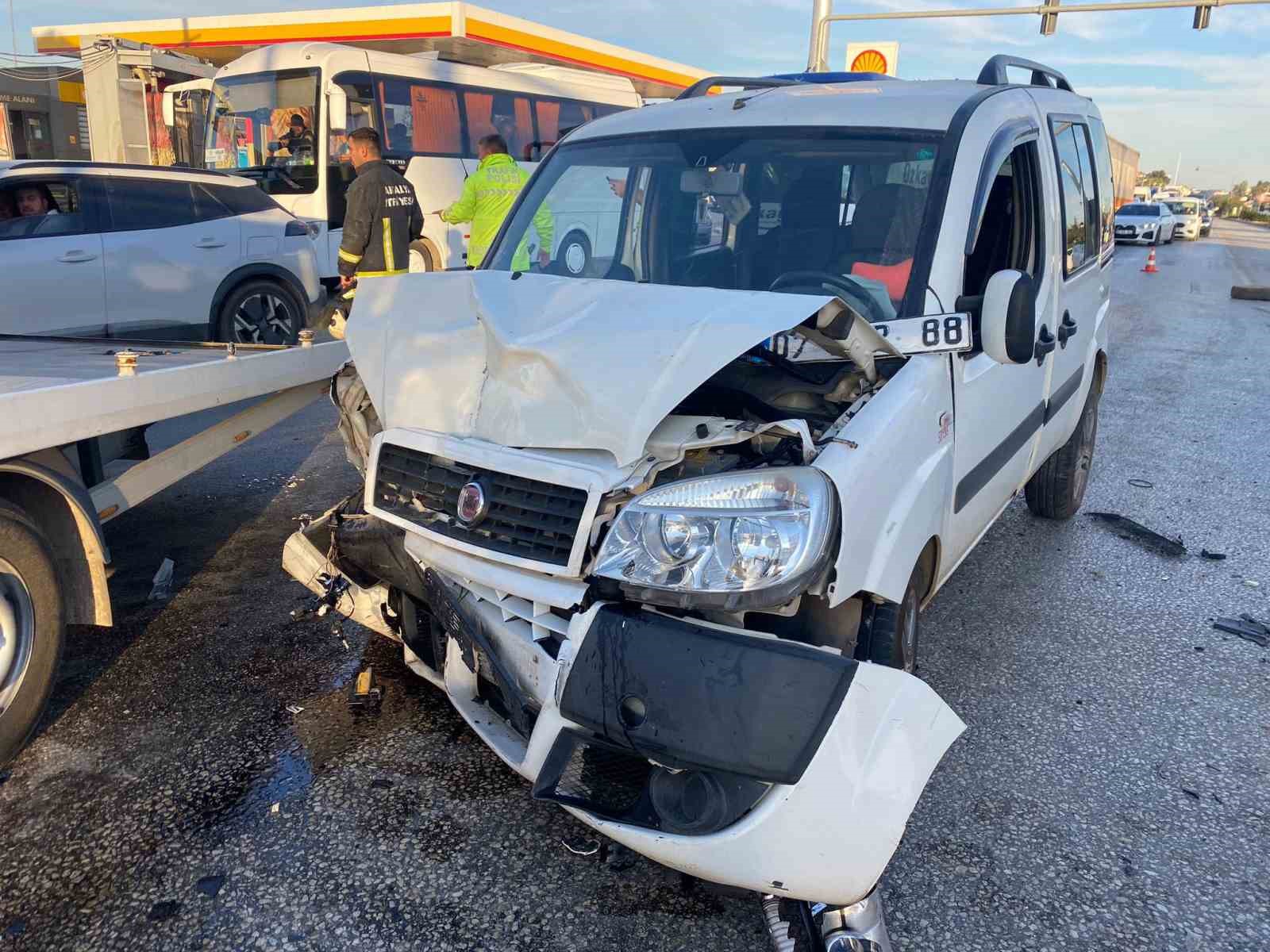 antalyada kavsakta iki arac carpisti 4 yarali 3 XkQhBcqS