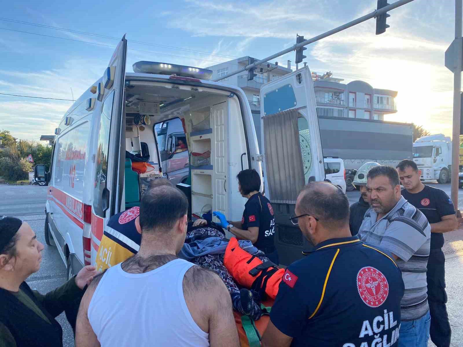 antalyada kavsakta iki arac carpisti 4 yarali 4 UtiELdjg