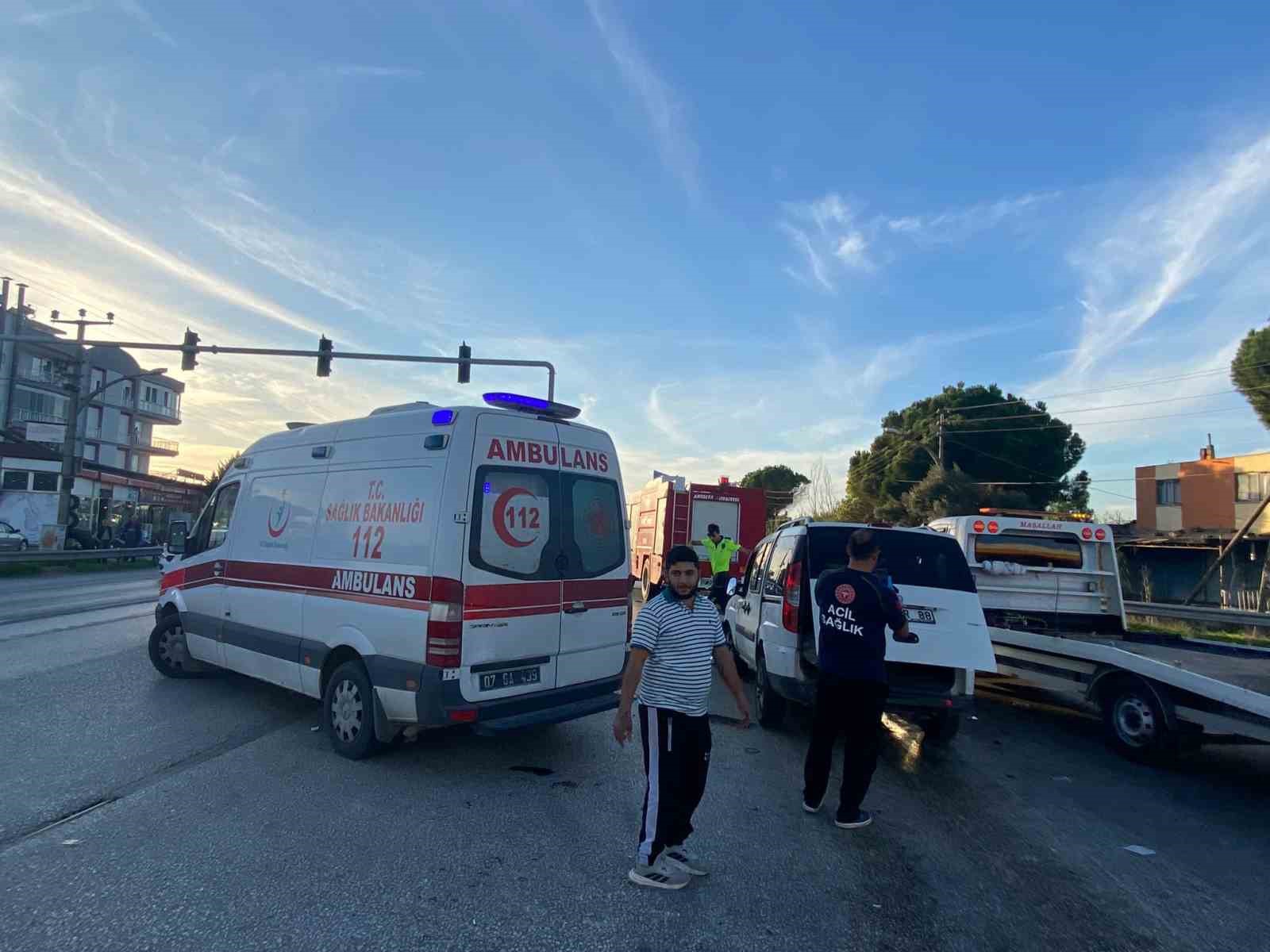 antalyada kavsakta iki arac carpisti 4 yarali 5