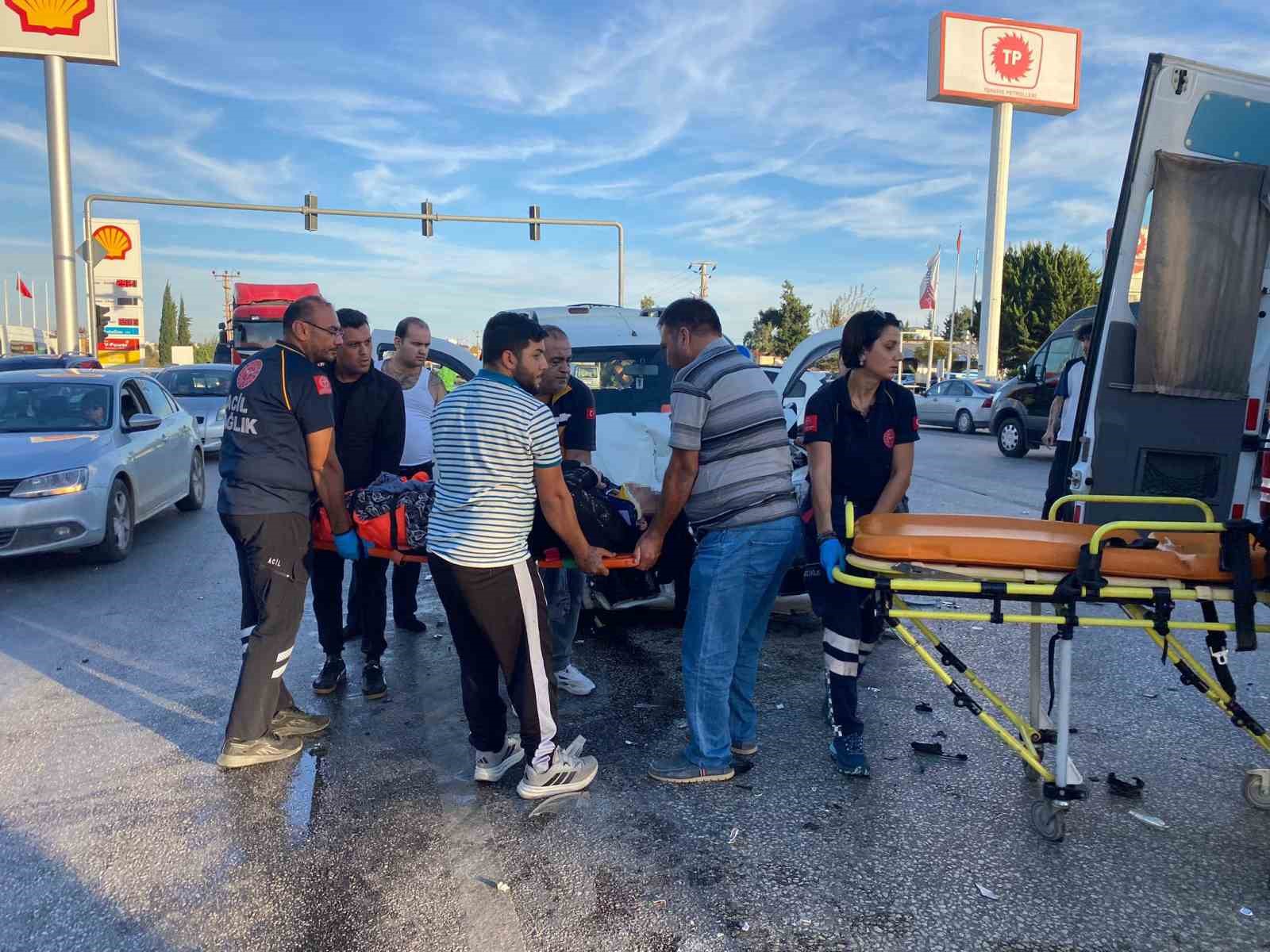 antalyada kavsakta iki arac carpisti 4 yarali 7 wdPMQpG7