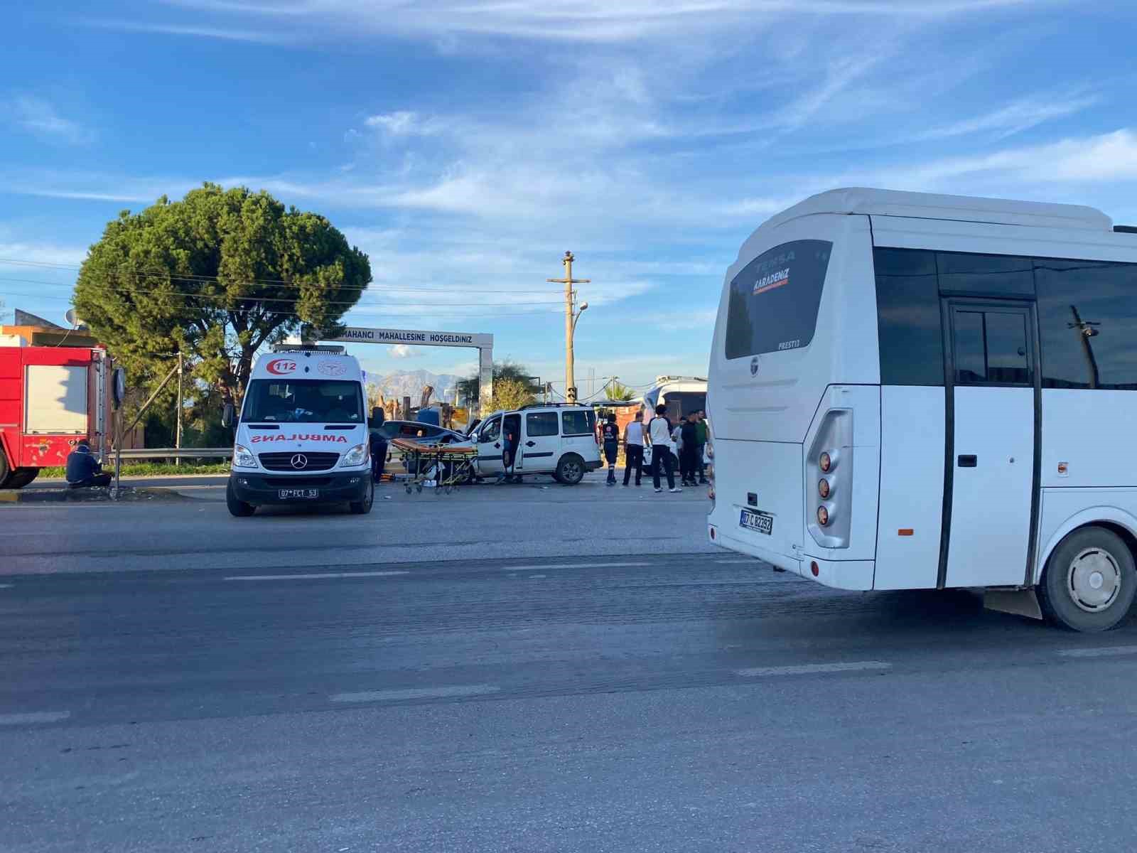 antalyada kavsakta iki arac carpisti 4 yarali 8