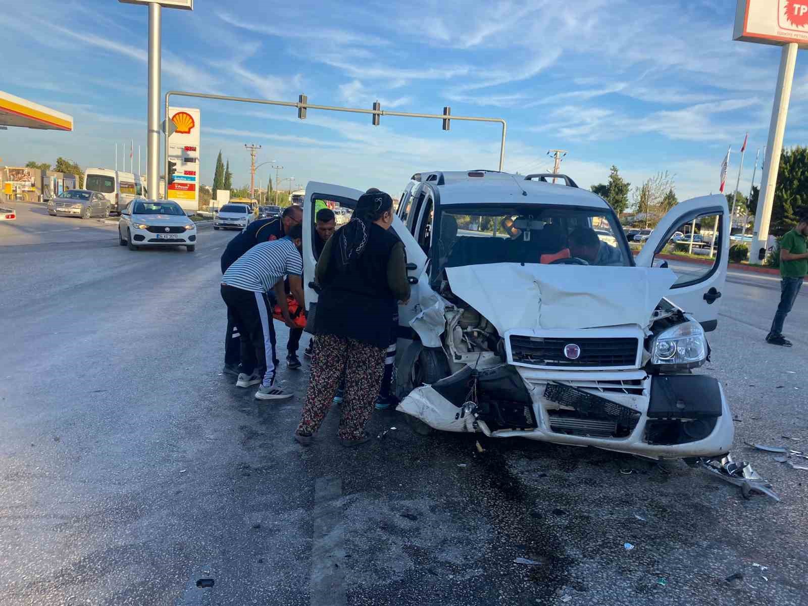 antalyada kavsakta iki arac carpisti 4 yarali 9 T7bwtt9W