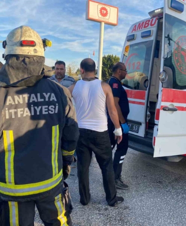 antalyada-kavsakta-iki-arac-carpisti-4-yarali-IErKpJCg.jpg