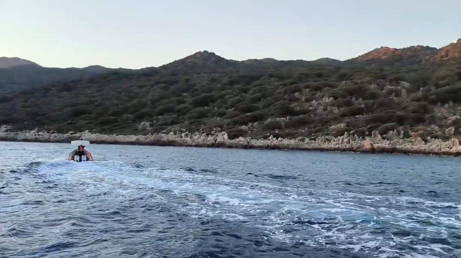 antalyada kayaliklarda mahsur kalan alman turisti sahil guvenlik ekipleri kurtardi 1 COXeALJZ