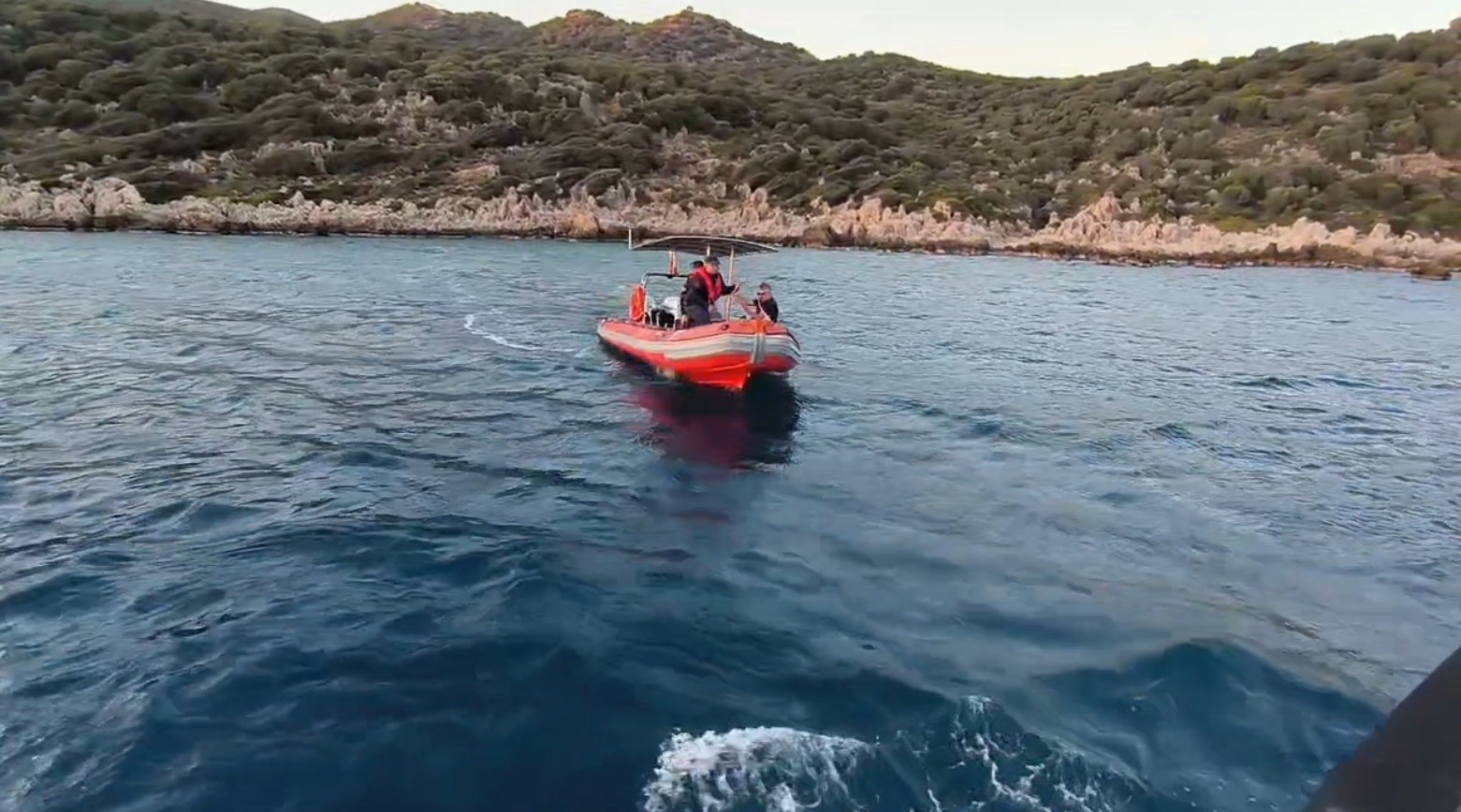 antalyada kayaliklarda mahsur kalan alman turisti sahil guvenlik ekipleri kurtardi 2 cEJgv84A