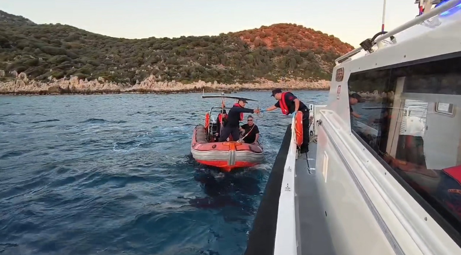 antalyada kayaliklarda mahsur kalan alman turisti sahil guvenlik ekipleri kurtardi 3 ncO9IdrV