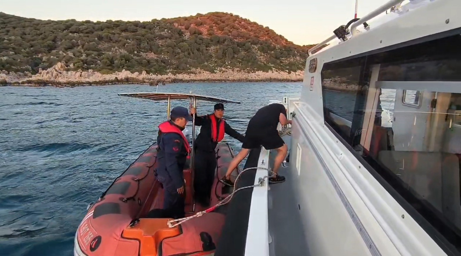 antalyada kayaliklarda mahsur kalan alman turisti sahil guvenlik ekipleri kurtardi 4 EEpfHVip