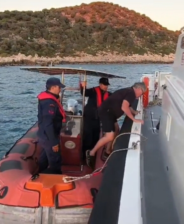 antalyada-kayaliklarda-mahsur-kalan-alman-turisti-sahil-guvenlik-ekipleri-kurtardi-x1TML7ZJ.jpg