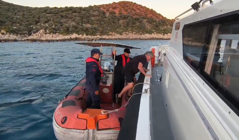 antalyada-kayaliklarda-mahsur-kalan-alman-turisti-sahil-guvenlik-ekipleri-kurtardi-x1TML7ZJ.jpg
