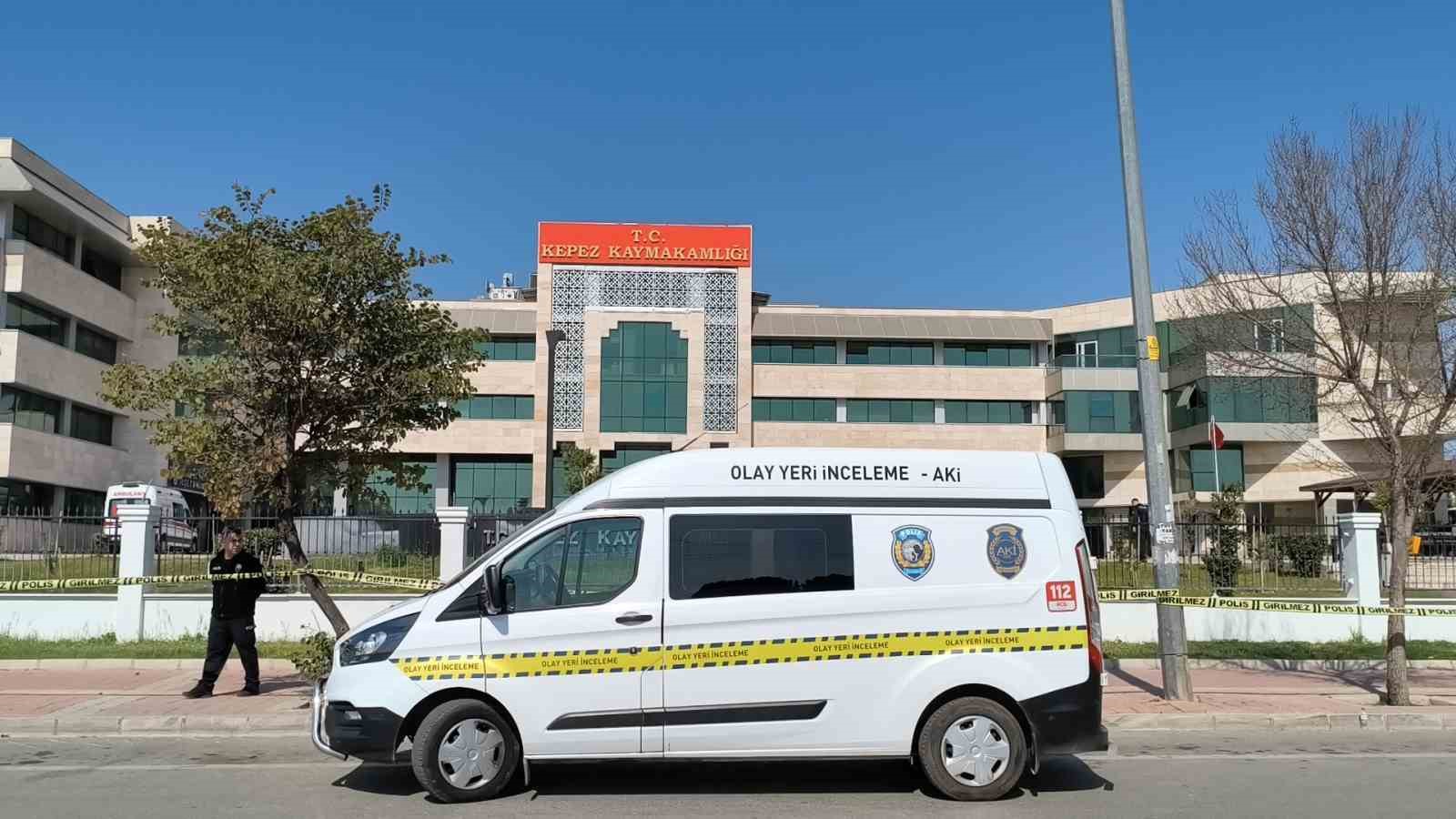 antalyada kaymakamlik binasinda ates acti kendisini odaya kilitledi 1 awprrmBB