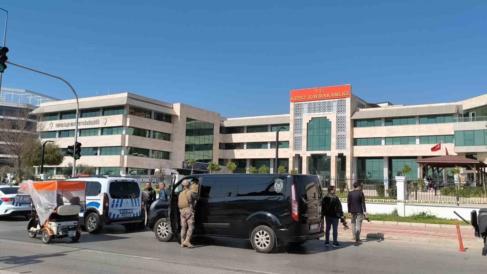 antalyada kaymakamlik binasinda ates acti kendisini odaya kilitledi 2 EaBqqy7j