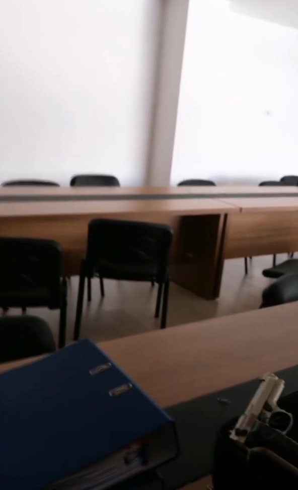 antalyada kaymakamlik binasinda ates acti kendisini odaya kilitledi 4 WX4ILWDC