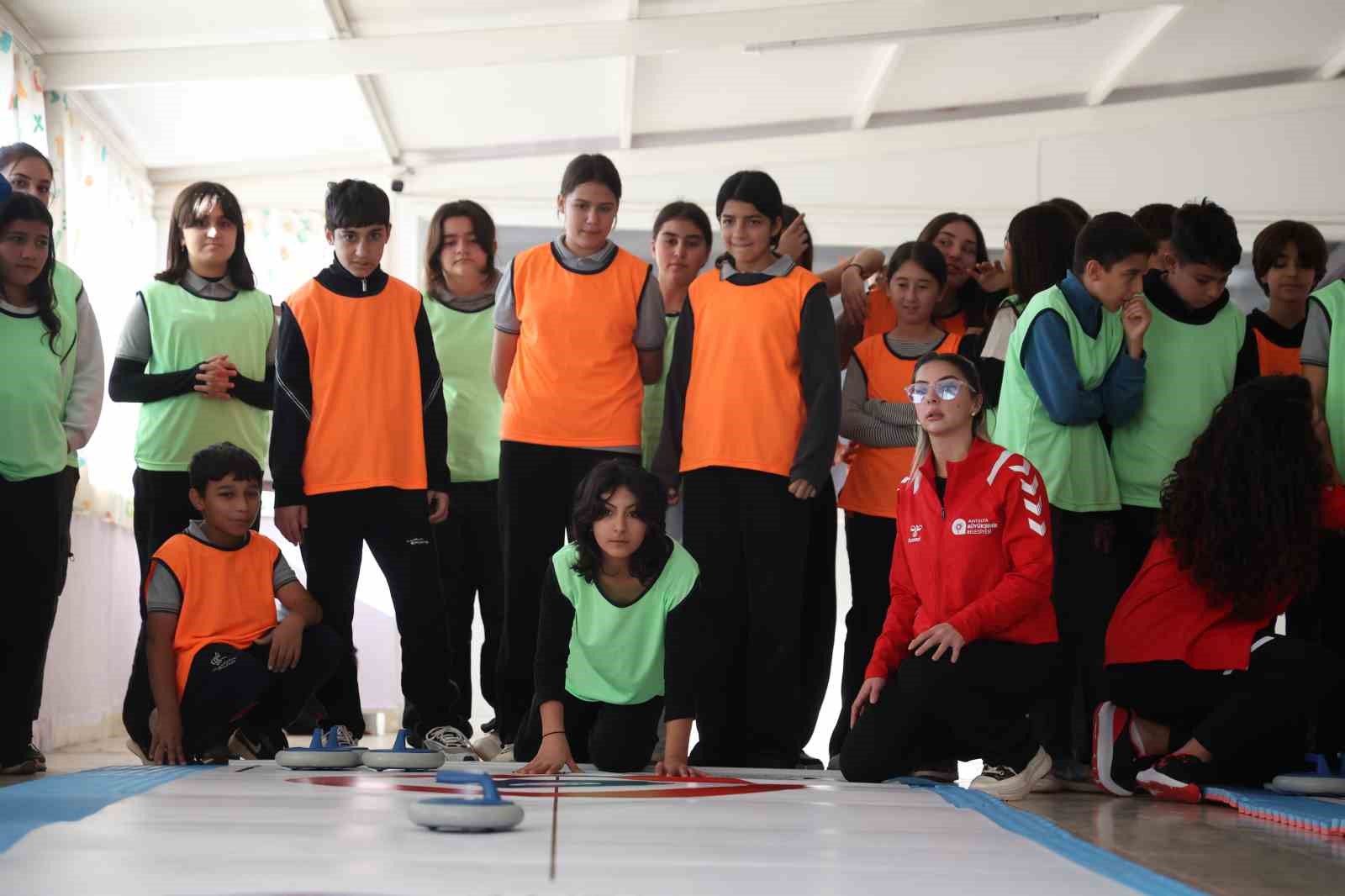 antalyada kiz cocuklari floor curling ile tanisti 2 u97Ga2MS