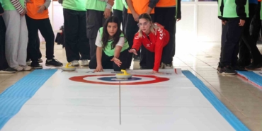 antalyada-kiz-cocuklari-floor-curling-ile-tanisti-LQH7EqND.jpg