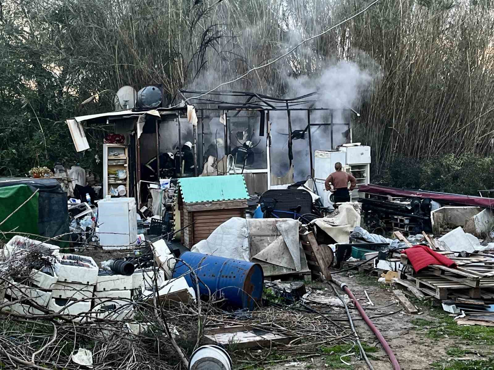 antalyada konteyner ev alevlere teslim oldu 2 kedi telef oldu 10 2XBGPf8m