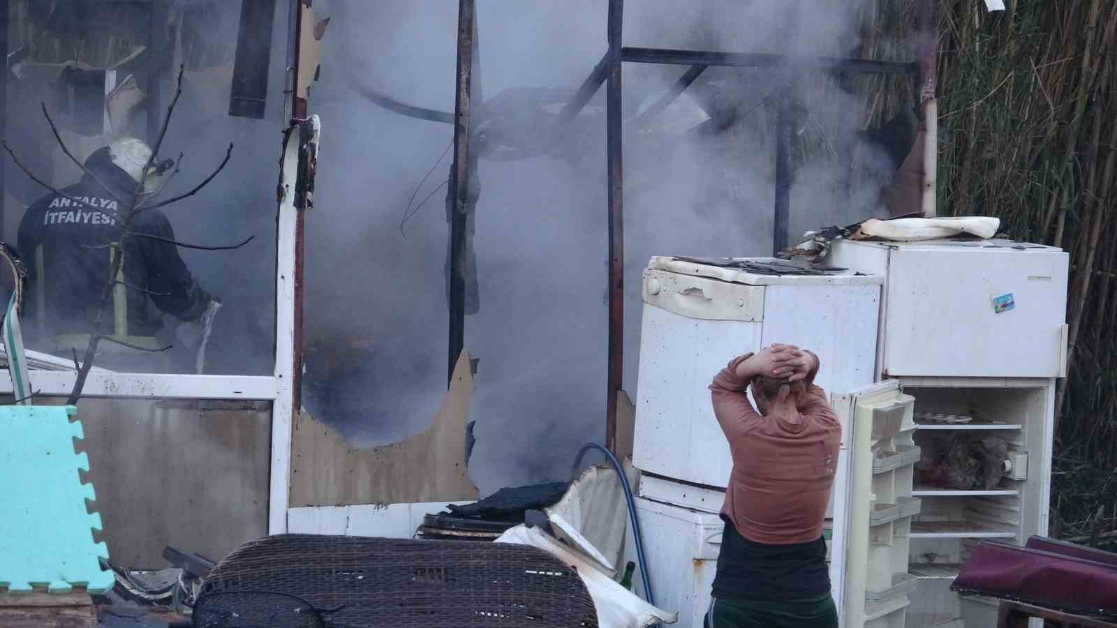 antalyada konteyner ev alevlere teslim oldu 2 kedi telef oldu 3 NbwLnimK