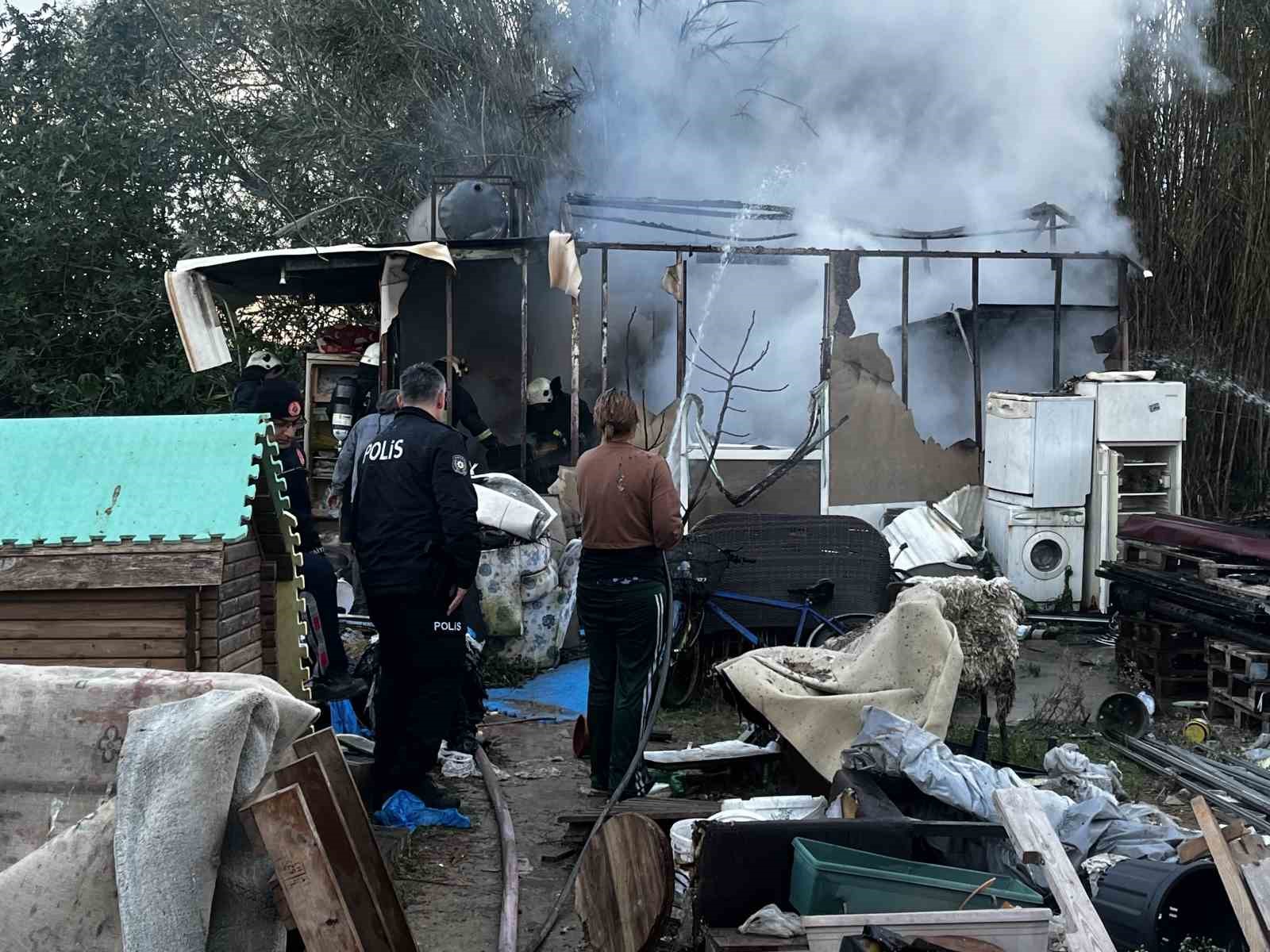 antalyada konteyner ev alevlere teslim oldu 2 kedi telef oldu 5
