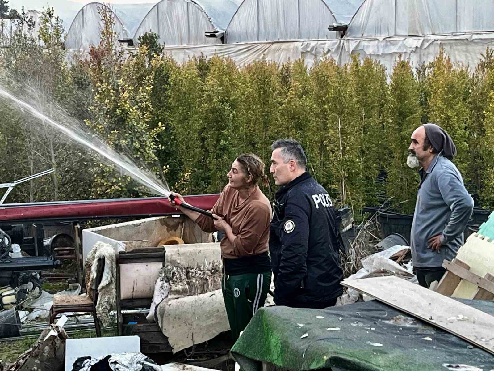 antalyada konteyner ev alevlere teslim oldu 2 kedi telef oldu 7 WQlvVqf7