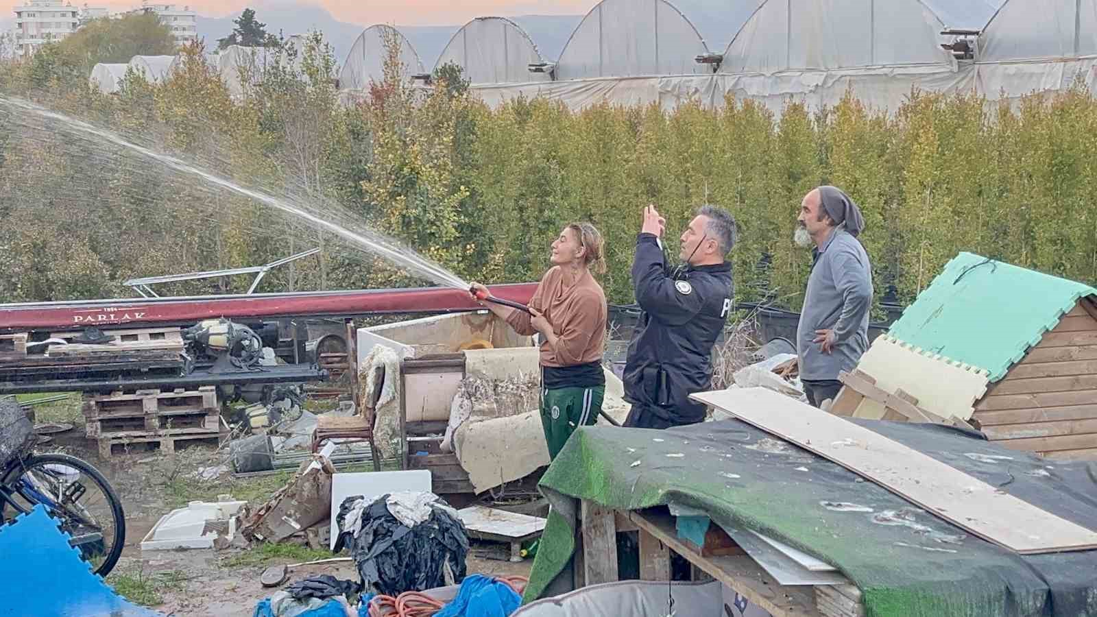 antalyada konteyner ev alevlere teslim oldu 2 kedi telef oldu 9 XPOYB57H