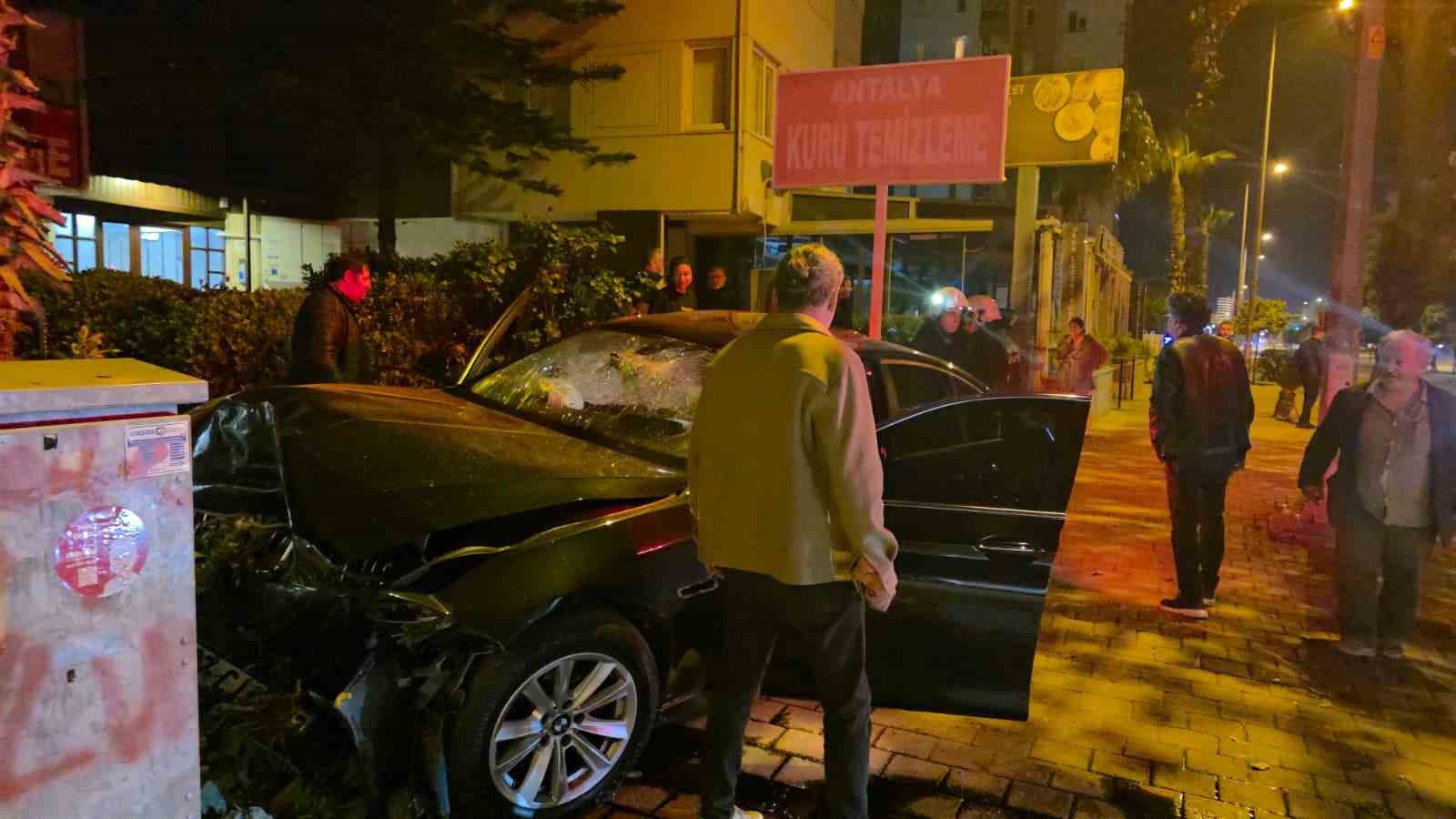 antalyada kontrolden cikan luks otomobil duvara carpti 1 olu 0 kUcXCY5H
