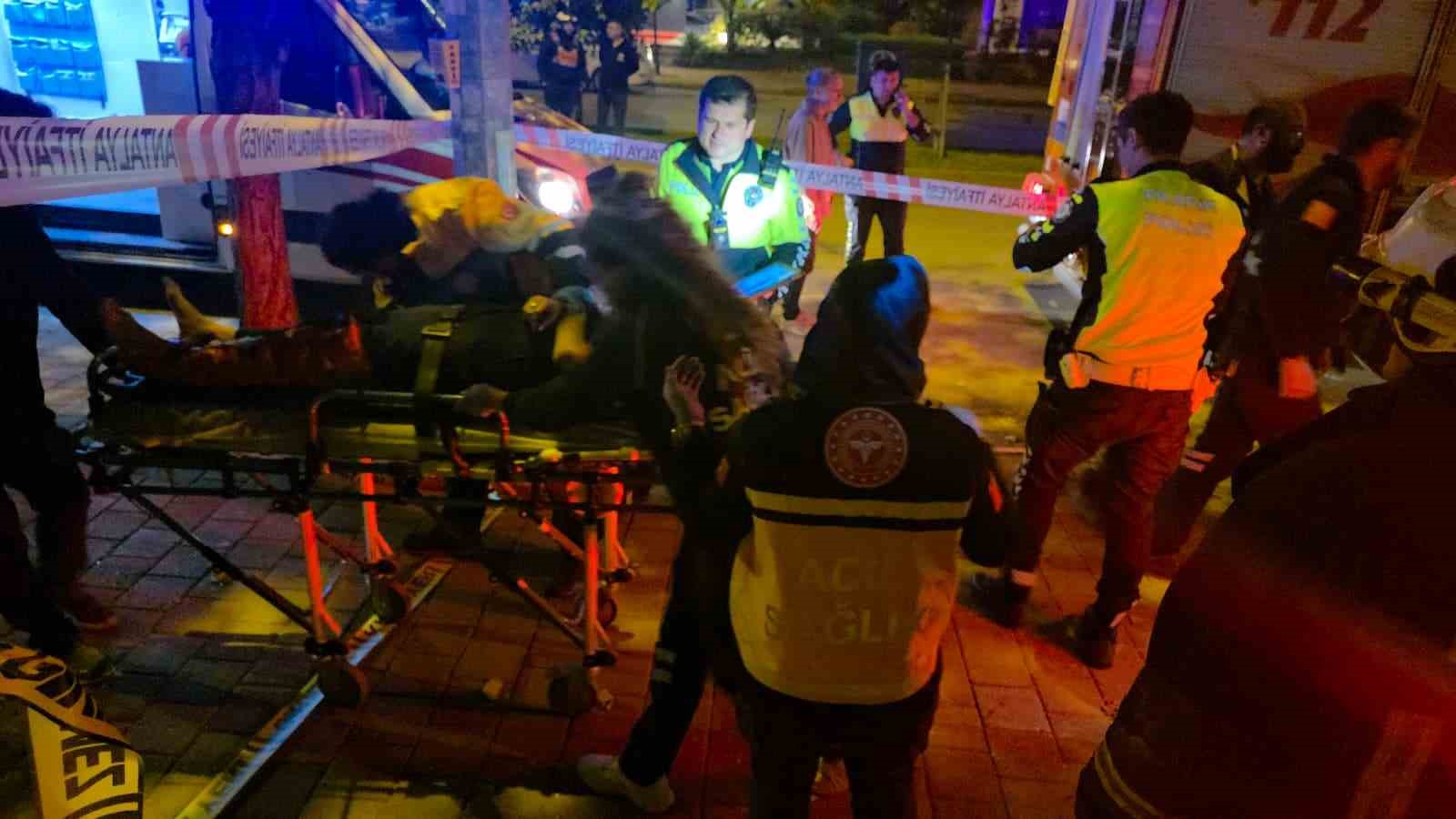 antalyada kontrolden cikan luks otomobil duvara carpti 1 olu 2