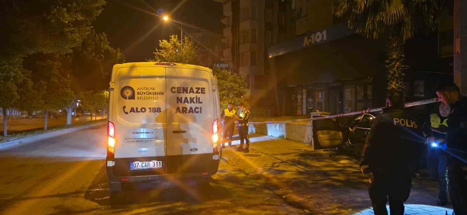 antalyada kontrolden cikan luks otomobil duvara carpti 1 olu 3 1unZfNOM