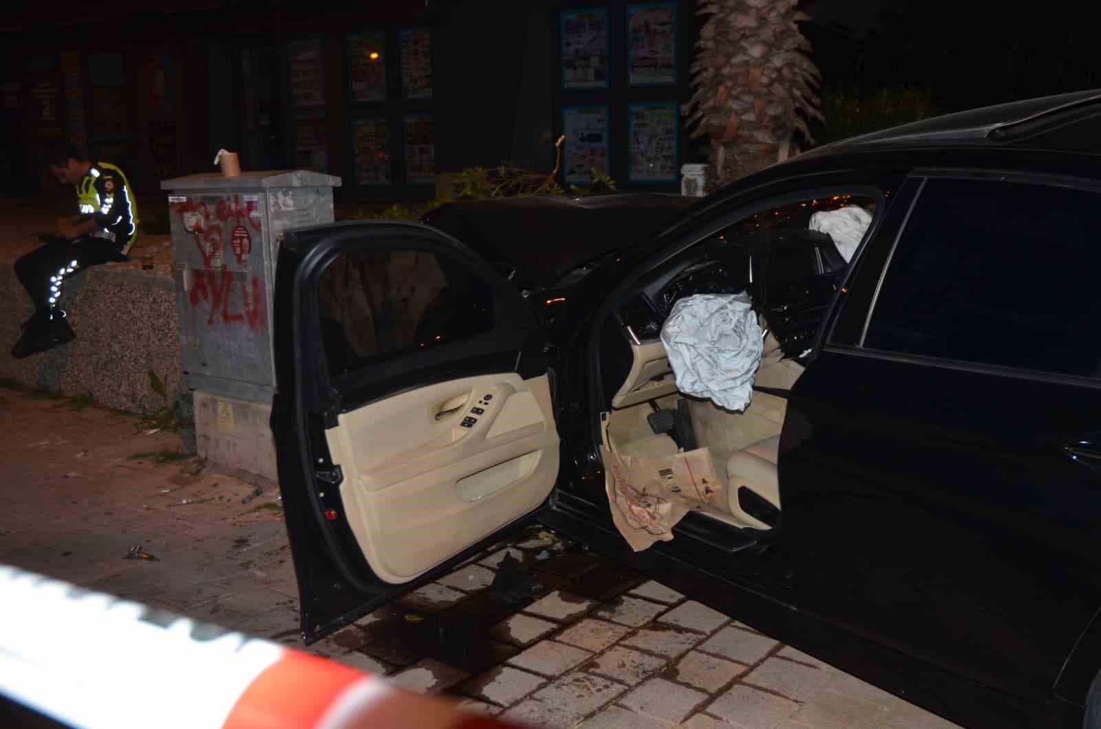 antalyada kontrolden cikan luks otomobil duvara carpti 1 olu 4 bPOV5iKm