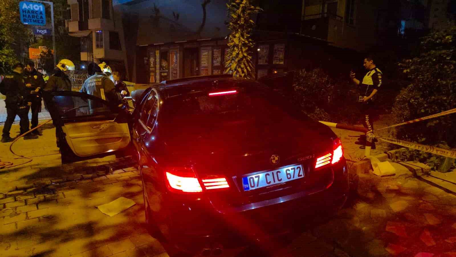 antalyada kontrolden cikan luks otomobil duvara carpti 1 olu 6