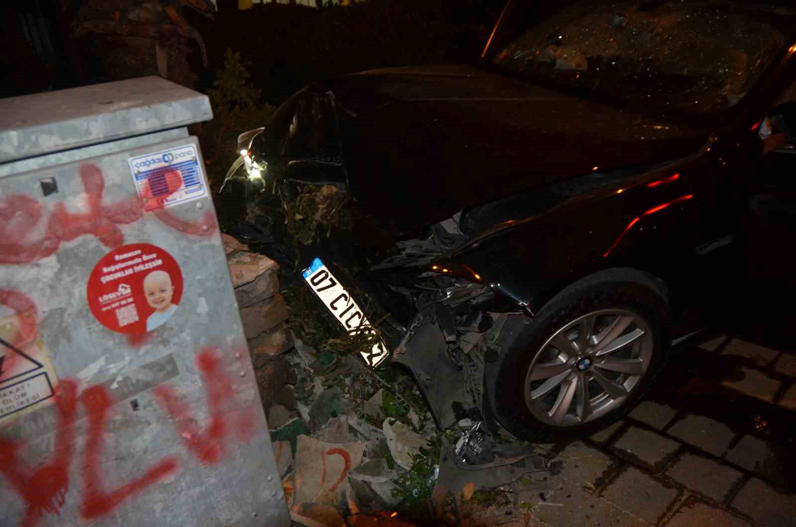 antalyada kontrolden cikan luks otomobil duvara carpti 1 olu 8 wnC58Dzl
