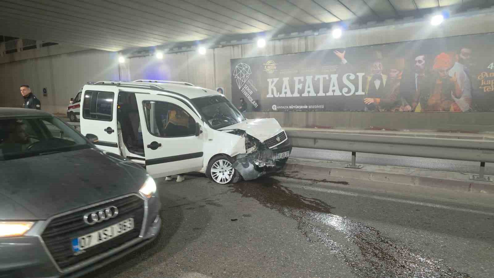 antalyada kontrolden cikan otomobil bariyerlere carpti 3 yarali 1 rbdrVhf4