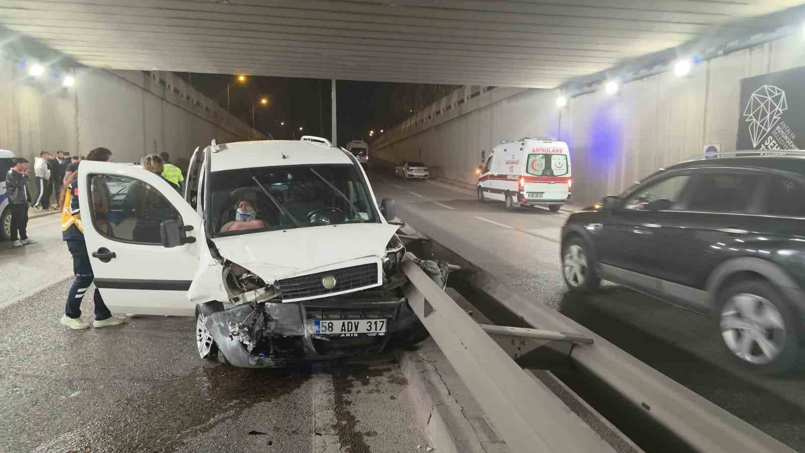 antalyada kontrolden cikan otomobil bariyerlere carpti 3 yarali 2 gRwrMm4N
