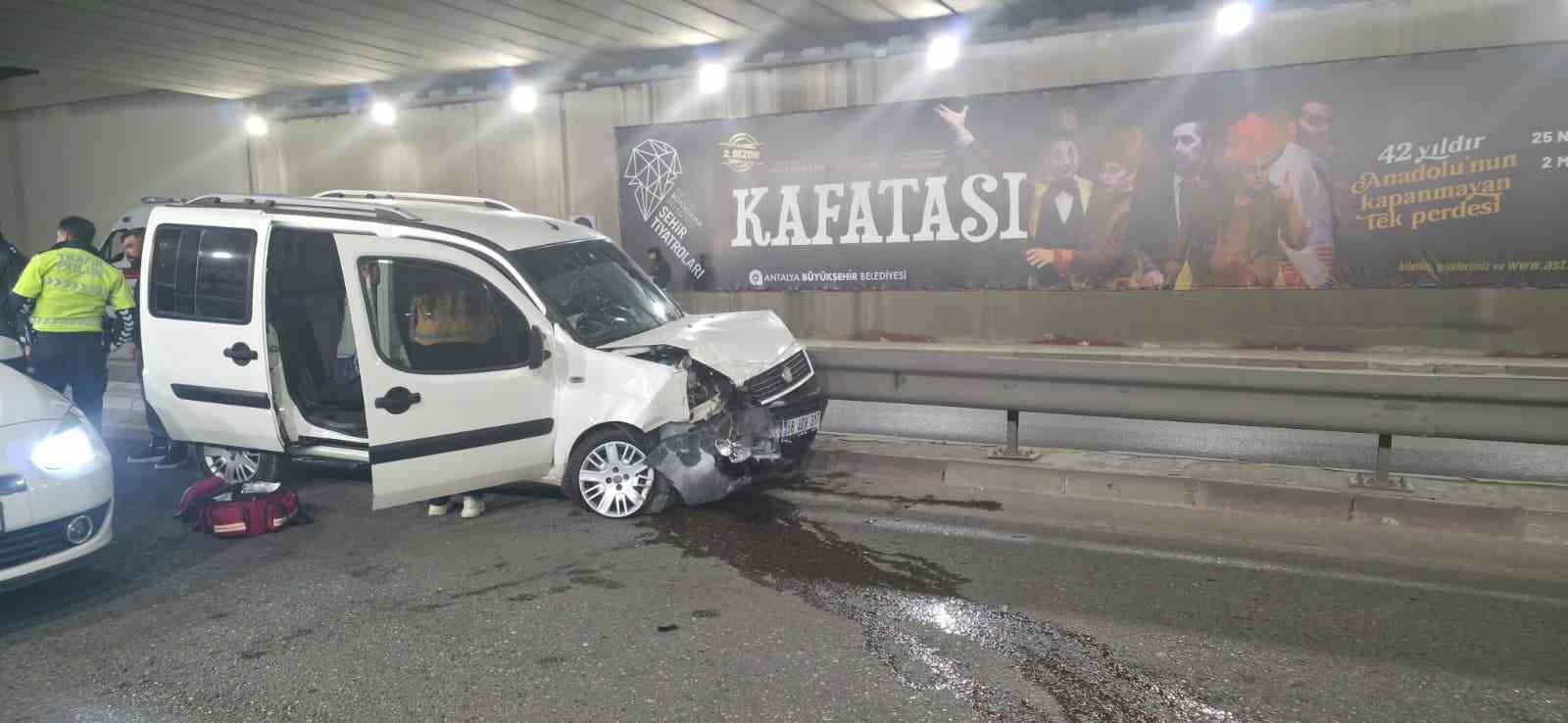 antalyada kontrolden cikan otomobil bariyerlere carpti 3 yarali 3 b4gjbLNg