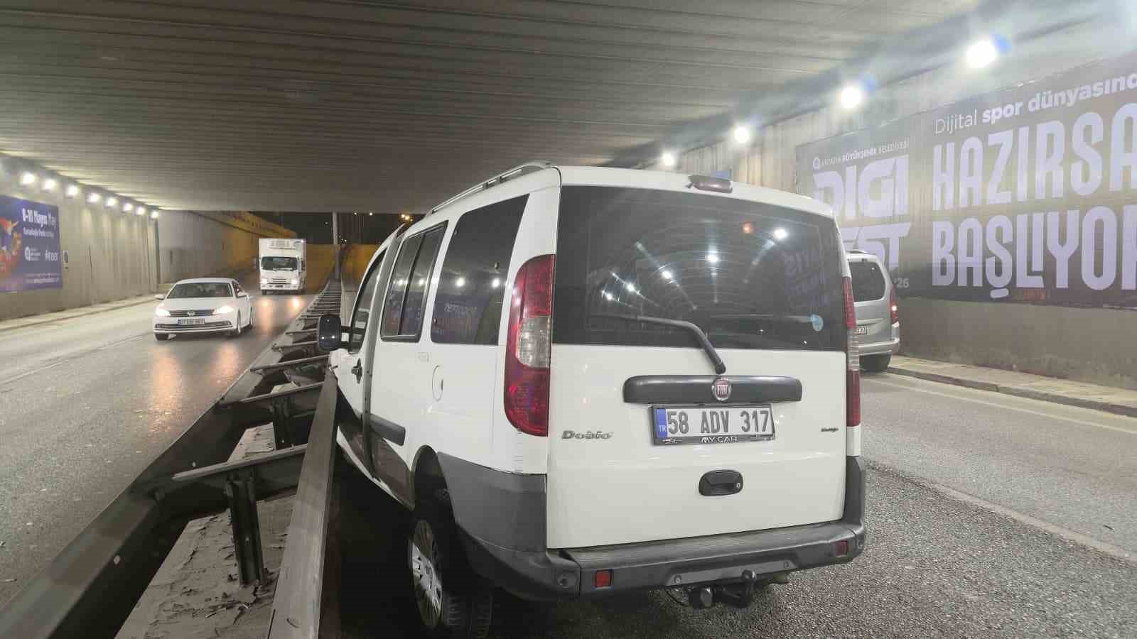 antalyada kontrolden cikan otomobil bariyerlere carpti 3 yarali 5 AthUV62W
