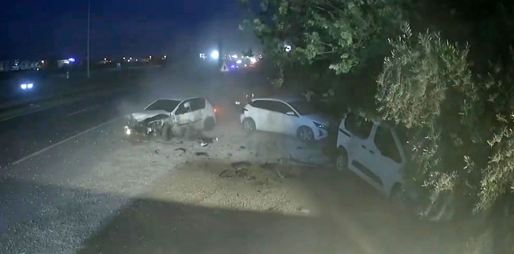 Antalya’da kontrolden çıkan otomobil park halindeki araçları hurdaya çevirdi: 4 yaralı 5 antalyada kontrolden cikan otomobil park halindeki araclari hurdaya cevirdi 4 yarali 1 HqM1p76r