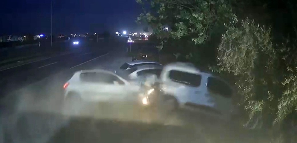 Antalya’da kontrolden çıkan otomobil park halindeki araçları hurdaya çevirdi: 4 yaralı 6 antalyada kontrolden cikan otomobil park halindeki araclari hurdaya cevirdi 4 yarali 2 kUmgbT5S