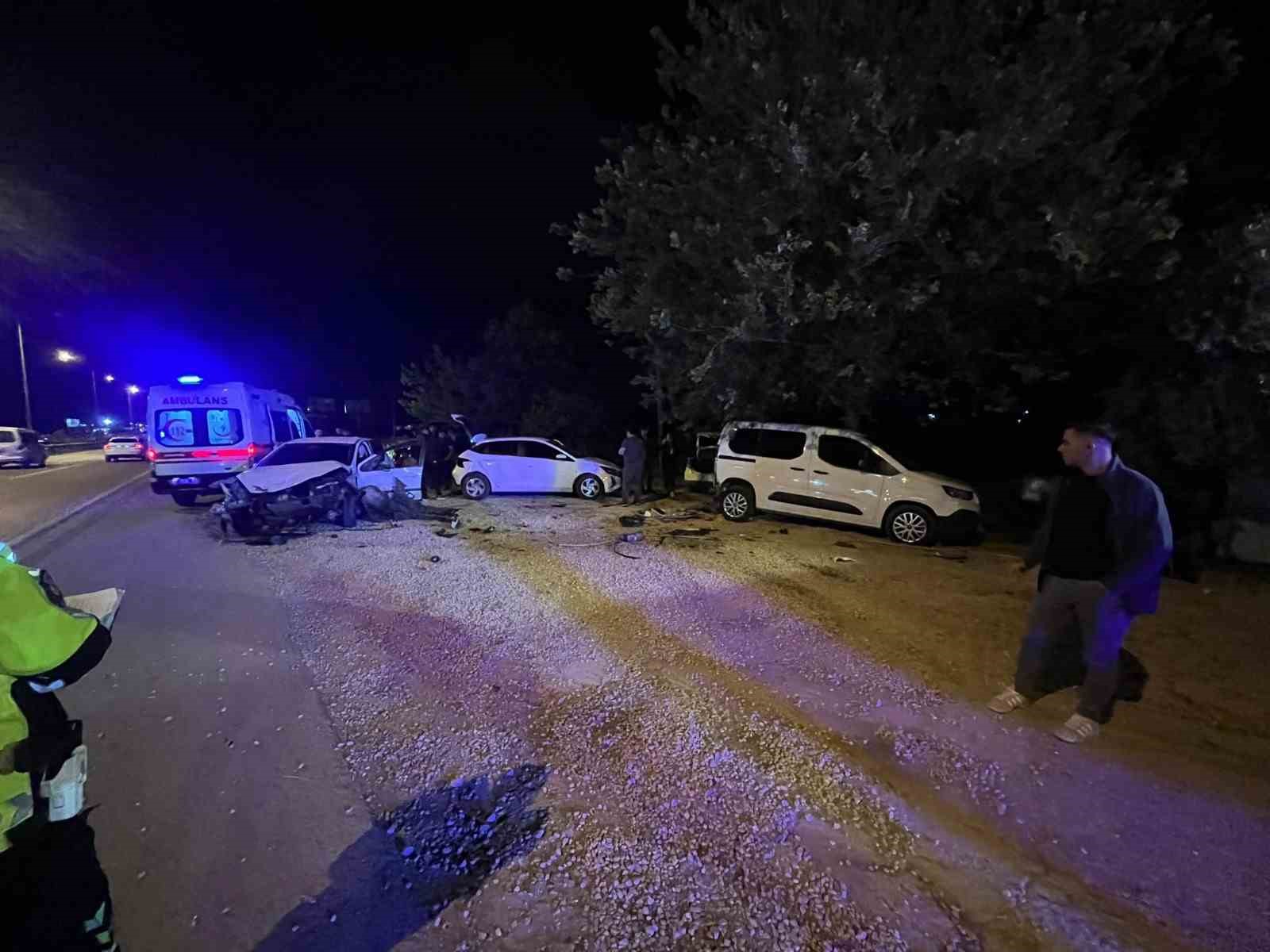 Antalya’da kontrolden çıkan otomobil park halindeki araçları hurdaya çevirdi: 4 yaralı 8 antalyada kontrolden cikan otomobil park halindeki araclari hurdaya cevirdi 4 yarali 4 4Bg28VgL
