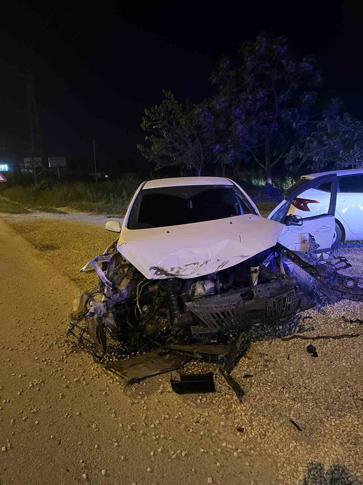 Antalya’da kontrolden çıkan otomobil park halindeki araçları hurdaya çevirdi: 4 yaralı 9 antalyada kontrolden cikan otomobil park halindeki araclari hurdaya cevirdi 4 yarali 5