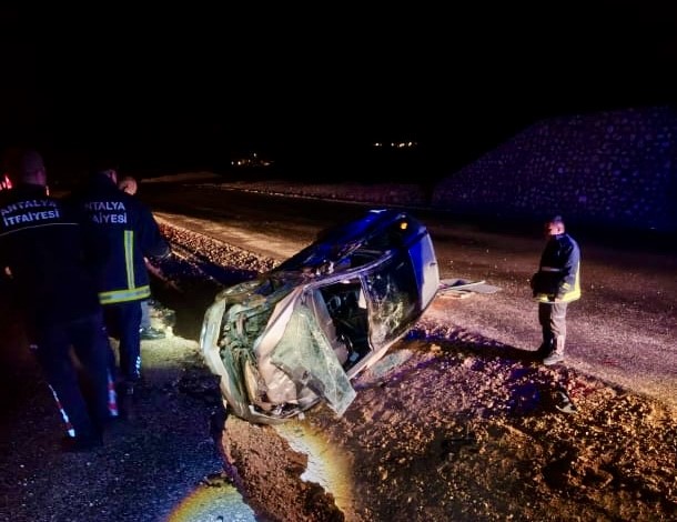 antalyada kontrolden cikan otomobil yan yatti 3 yarali 1 lrHZ1Q9H