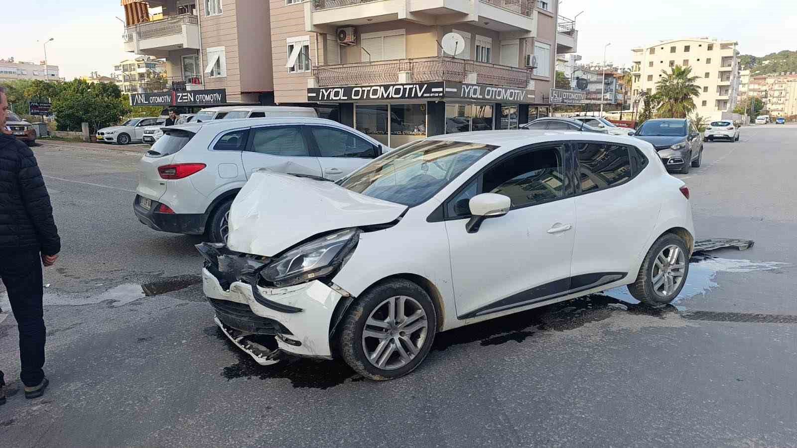 antalyada kontrolsuz kavsakta otomobiller carpisti 2 yarali 0 25gsn6i2