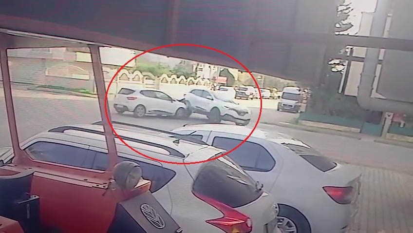 antalyada kontrolsuz kavsakta otomobiller carpisti 2 yarali 1 lT3jpGyH