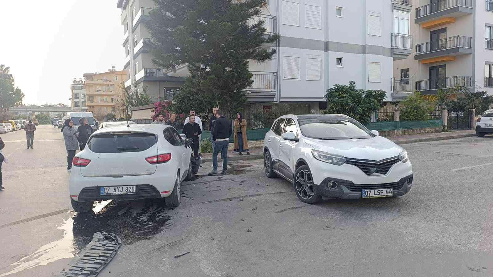antalyada kontrolsuz kavsakta otomobiller carpisti 2 yarali 2 cykuDMdU